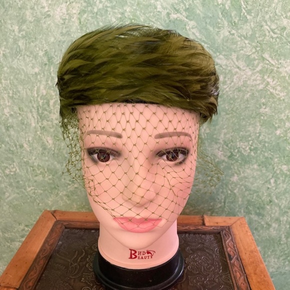 VINTAGE green feather hat with netting - Picture 1 of 6
